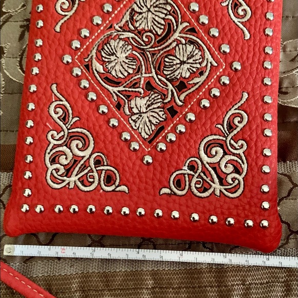 Small Shoulder Purse with exquisite detailing - Picture 7 of 11